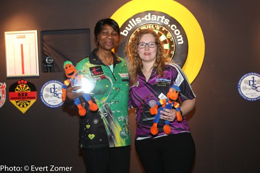 bgo18_ladies - Siegerin Damen Einzel BULL'S German Open Aileen de Graaf und Runner-Up Deta Hedma.jpg