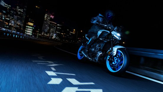 2025-Yamaha-MT07AS-EU-Ice_Storm-Action-001-03.jpg