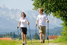 Die AGR rät  zu Ausdauersportarten, die von gleichmäßigen und symmetrischen Bewegungen geprägt sind. Nordic Walking gehört zu den Sportarten, die als besonders rückenfreundlich gelten. Bild: chung shi / AGR