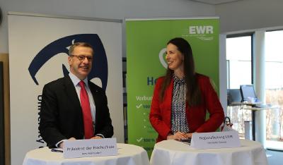 v.li.: Präsident der Hochschule Worms Jens Hermsdorf und Regionalleiterin Worms/Alzey der EWR Aktiengesellschaft Henriette Zimmer unterschreiben die Kooperationsvereinbarung / Foto/Hochschule Worms