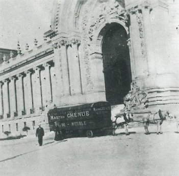Ein Transportwagen von Chenue vor dem Grand Palais in Paris im Jahr 1902_2.jpg