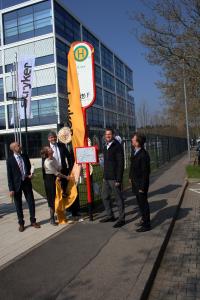 (v.l.:)Stefan Wilhelm, Larissa Amelung, Christoph Gerber (alle Stryker) und die VAG Vorstände Oliver Benz und Stephan Bartosch enthüllen das neue Haltestellenschild