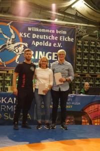 von links: Trainer Christopher Marx bei der Geschenkübergabe mit Anne Nürnberger und Maria Selmaier / Foto: KSC "Deutsche Eiche" Apolda