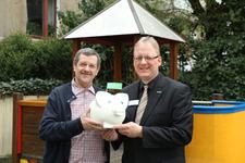 Klaus-Peter Heine, Mitglied des Vorstandes der Elterninitiative (links), und Harald Stollmeier, Pressesprecher der Novitas BKK (Fotonachweis: Novitas BKK)