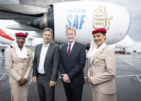 Bild 1_Robert Habeck, Volker Greiner und Emirates Flugbegleiterinnen ILA 2024 (c) Emirates.jpg