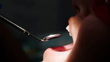 Beim Zahnarzt Untersuchung der Zähne