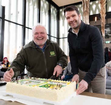 Jörg Junhold SvenMatti Kamann Anschnitt Jubiläumstorte 24032026.jpg