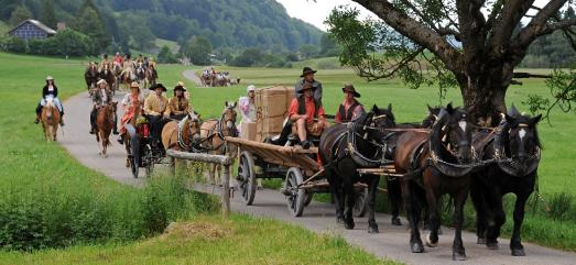 historischer Salzzug auf der "Alten Salzstraße" im Allgäu