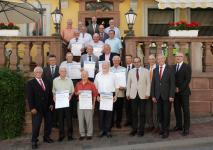 Zu einem Gruppenbild stellten sich die Goldenen Meister 2017 aus Buchen und Umgebung mit Bürgermeistern und Obermeistern sowie Präsident Alois Jöst (2. von rechts) sowie Ehrenvizepräsident Gerhard Höfler (1. von links), Landrat Dr. Achim Brötel (2. Von links), Stellvertretender Hauptgeschäftsführer Christian Berg (1. Von rechts) und Ehrenkreishandwerksmeister Theodor Häfner (3. von rechts)