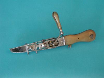 Eines der herausragenden Exponate im Deutschen Orthopädischen Geschichts- und Forschungsmuseum: Das von Bernhard Heine um 1830 erfundene, kompliziert konstruierte „Osteotom“ zum Durchtrennen von Knochen und zur Schädelöffnung. Fotos: Orthopädische Universitätsklinik Friedrichsheim