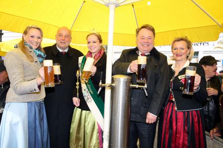 Bayerische Bierkönigin 2015 Marlene Speck, Brauer-Präsident Friedrich Düll, Hopfenkönigin 2015 Anna Roßmeier, Staatsminister Helmut Brunner, Vize-Präsidentin BayHoGa Angela Inselkammer