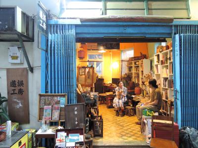 Shop in Old Town Central (c) Hong Kong Tourism Board