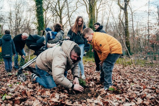 HKD-Geburtenwald_Familie_Lopian_pflanzt_einen_Baum_für_das_jüngste_Familienmitglied.jpg