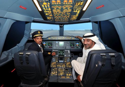 Seine Hoheit Sheikh Ahmed in der Emirates A380 Experience mit Capt. Moataz Alswaini_Credit .jpg