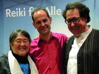 Oliver Drewes, Holistika Geschäftsführer, zusammen mit Filmproduzent René Vögtli (rechts) aus der Schweiz und Interviewpartnerin aus den USA, Phyllis Lee Furumoto (links), des ersten Conciliation Films.