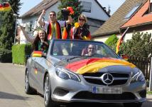 Allerlei Utensilien schmücken während der Fußball-EM die Autos – aber nicht alles ist erlaubt / Die Spiegelüberzieher auf diesem Foto sind beispielsweise verboten, weil sie die Blinker verdecken / Fotos: ARCD