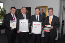 Hans Schneider (die-media) überreicht das Zertifikat für herausragende Performance an Bernd Weinig, Winfried Burkard und Stefan Rühling (alle Vogel Business Media)