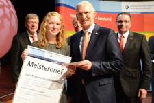 Im Rahmen der Meisterfeier 2016 wurde Schreinermeisterin Laura Maxime Miriam Krämer aus Heidelberg(links) von Peter Anderer (rechts), Bereichsleiter Firmenkunden der VR Bank Rhein-Neckar e.G., mit dem Preis für einen guten Start-Up in Höhe von 1.500 € ausgezeichnet / Foto: Thomas Rittelmann