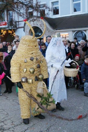 PM_An Heiligabend besuchen Pelzmärtle und Christkind den Herrenalber Rathausmarkt.jpg