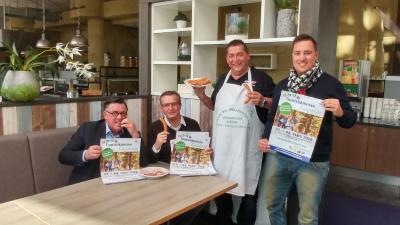 (von links nach rechts): Han Groot Obbink (Wunderland Kalkar/Messe Kalkar), Wolfgang Giesen (Organisator Touristik- und Gesundheitsmesse Niederrhein 2018), Marktschreier „Wurst-Achim“ Joachim Pfaff, Mel-Kelly Kühn (Event-Werbeagentur JoBo)