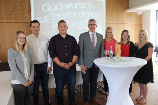 Glückwunsch Azubis Gruppenbild.JPG