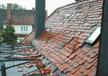 Wer den Dachschaden hat und keine regelmäßige fachgerechte Dachinspektion nachweisen kann, muss mit Kürzungen bei der Schadensregulierung rechnen.