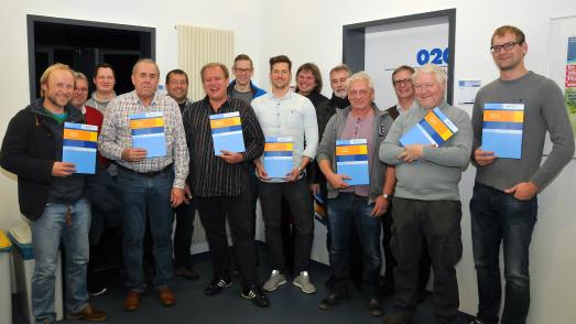 Die neuen Gebäudeenergieberater mit ihren Dozenten und Prüfern. Foto: Handwerkskammer Reutlingen