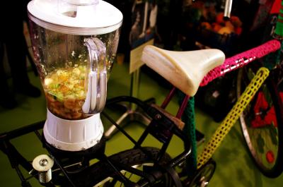 Smoothies mixen aus geretteten Lebensmitteln