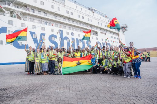 © Mercy Ships_Die Crew feiert die Ankunft der Global Mercy in Ghana.jpg
