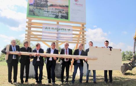 Spatenstich für die nach den Worten der Initiatoren „größte Erlebnisholzkugel der Welt“ in Steinberg am See in der Oberpfalz. Sie soll künftig jährlich rund 150.000 Besucher aller Generationen anlocken. Bayerns Wirtschaftsstaatssekretär Franz Josef Pschierer (4. von links) sagte: „Das Oberpfälzer Seenland bekommt damit sein Wahrzeichen.“ / Foto: obx-news/Jens Henning-Billon