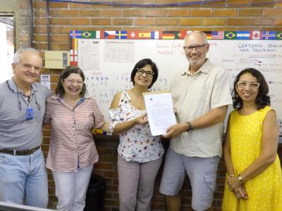 Übergabe des verlängerten Kooperationsvertrages zwischen der Hochschule Bremen und der UFRPE. Von links: Prof. Dr. William Severi (UFRPE), Prof. Dr. Maria do Carmo Figueredo (UFRPE), Rita Maia (Assessora Internacional UFRPE ACI), Prof. Dr. Heiko Brunken (HSB) und Prof. Dr. Glícia Calazans (UFPE) / Foto: Geyza Lustosa (Secretaria Executiva ACI)