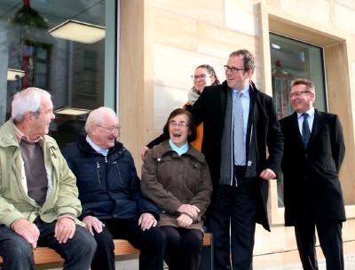 Die ersten Mitbürger bei der Sitzprobe: Michael Bausch und OB Dr. Janik freuen sich über die gemeinsame Initiative (v.r.) (Foto: HJKrieg, Erlangen)