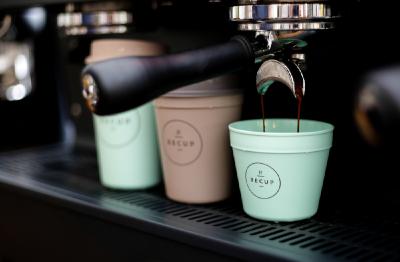 Gemeinsam gegen Einwegverpackungen: Das erfolgreiche Pfandsystem RECUP für Coffee-to-go-Mehrwegbecher erweitert sich mit REBOWL um ein Pfandsystem für Take-away Mehrwegschalen