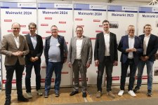 Diskutierten im Forum der Halle des Handwerks zum Thema Gebäudeenergiegesetz und wie die Wärmewende gelingen könnte: CDU-Bundestagsabgeordneter Alexander Föhr, Grünen-Landtagsabgeordneter Dr. Andre Baumann, der Obermeister der SHK Innung Rhein-Neckar, Norbert Ufer, Handwerkskammerpräsident Klaus Hofmann, der Vertriebsleiter der Firma Viessmann, Renkwitz, und Karl-Rainer Kopf, Vizepräsident des Landesinnungsverbandes des Schornsteinfegerhandwerks Baden-Württemberg, der die Podiumsdiskussion moderierte (von links). Rechts Thorsten Badent, Obermeister der Schornsteinfegerinnung Karlsruhe, die zur Podiumsdiskussion einlud. Foto: Handwerkskammer