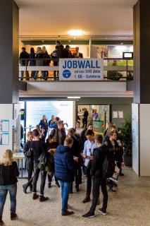 Großer Andrang zum 20. Jubiläum: Zahlreiche Studierende nutzen die Möglichkeit, auf der Firmenkontaktmesse an der Hochschule Osnabrück potentielle Arbeitgeber kennenzulernen / Foto: Sarah Häring