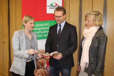 Sie wollen Pflegefamilien finden, die Kindern ein Zuhause auf Zeit geben: Nina Behnken (li.) und Ilona Beutel von der Fachstelle Pflegekinderwesen im Jugendamt im Gespräch mit Jugenddezernent Dr. Jens Mischak (Foto: Erich Ruhl-Bady)