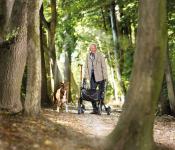 Ein Rollator macht es auch bei eingeschränkter Bewegungsfreiheit möglich, selbständig das Haus zu verlassen. (Bild: AGR/Topro)