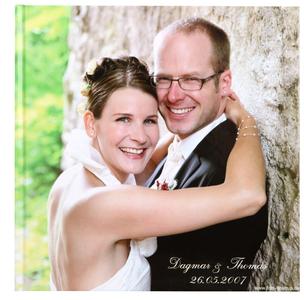 In einem CEWE FOTOBUCH lassen sich die schönsten Hochzeitsmomente für immer festhalten.