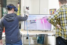 So fühlt sich also Fahrzeug lackieren an! Mit VR-Brille und Sprühpistole lernten Lehrerinnen und Lehrer bei der Fortbildung für Lehrkräfte in der Bildungsakademie, was in Handwerksberufen gefordert ist und wie sich die Ausbildung gestaltet