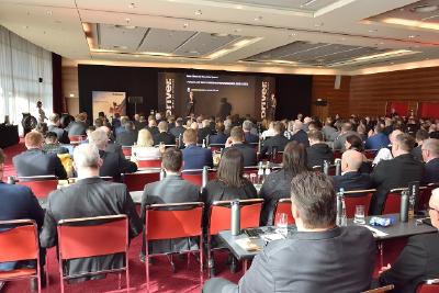 Thorsten Schäfer (l.) , Geschäftsführer DRIVER Reifen und KFZ-Technik GmbH, Andreas Penkert, Geschäftsführer Vertrieb und Marketing Pirelli Deutschland GmbH, und Rolf Körbler, Geschäftsführer DRIVER Handelssysteme GmbH, begrüßten über 240 Teilnehmer beim DRIVER Jahresauftakt-Event 2019 in Frankfurt/Main.