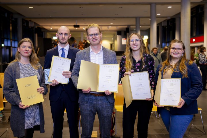 Ein Stecker, der die Norm erfüllt: Frini Luise Leufer gewinnt Possehl-Ingenieurpreis 2024