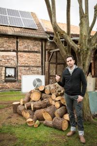 Öl- oder Gaskessel raus, Wärmepumpe rein – und zukünftig vor Ort komplett emissionsfrei heizen: Vorteile einer neuen Heizungsanlage. Auch Schauspieler Thomas M. Held hat seinen alten Gaskessel gegen eine Luft-Wasser-Wärmepumpe getauscht.