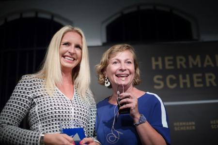 Vivienne Dübbert (l.) Preisträgerin des längsten Top-Speaker-Slams Europas, ausgezeichnet von Martina Kapral (r.) Inhaberin der marktführenden Redneragentur Potential AG/Humor AG in Österreich (Foto: Luka Fotograf)