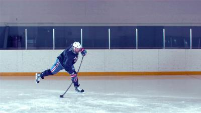 Der Kanadische Eishockey Profispieler Shea Weber versucht mit dem historischen Schläger einen harten Schuss / Shea Weber / Foto: Kevin Rigney, Copyright: Berlin Producers Media GmbH / Pre TV