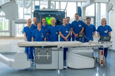Prof. Dr. Julian Widder (5.v.l.) und Prof. Dr. Armin Luik (4.v.l.) mit ihrem Team im neuen Herzkatheterlabor. Bildquelle: Markus Kümmerle, Städtisches Klinikum Karlsruhe