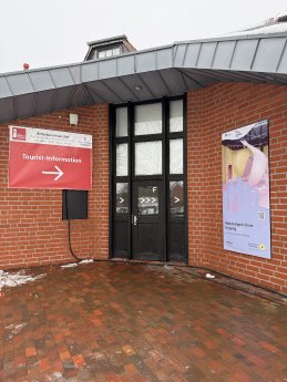 Tourist-Info Greetsiel Umzug Eingang neu.JPG