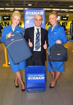 Flugbegleiter zeigen Maße für zwei Handgepäckstücke an Bord.jpg