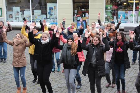 „Sprengt die Ketten“: Zu diesem Lied tanzen Frauen und Männer auf dem Lauterbacher Marktplatz, um Gewalt gegen Frauen und Mädchen anzuprangern. Foto: Sabine Galle-Schäfer/Vogelsbergkreis