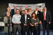 v.l.n.r.: Nach der Auszeichnung der Ausbildungsbetriebe stellten sich alle Beteiligten zusammen mit Hauptgeschäftsführer Jens Brandt (letzte Reihe: links) und Präsident Klaus Hofmann (rechts) dem Fotografen / Copyright: Thomas Rittelmann