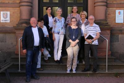 Die Mitglieder des Handlungsfelds „Bürgerschaftliches Engagement“ im Bündnis für Familie ließen sich von Leiterin Christiane Enders-Pfeil (Mitte) über das Konzept und die Räumlichkeiten des Familienzentrums und Mehrgenerationenhauses im alten Amtsgericht von Homberg (Ohm) informieren. Foto: Gaby Richter, Vogelsbergkreis